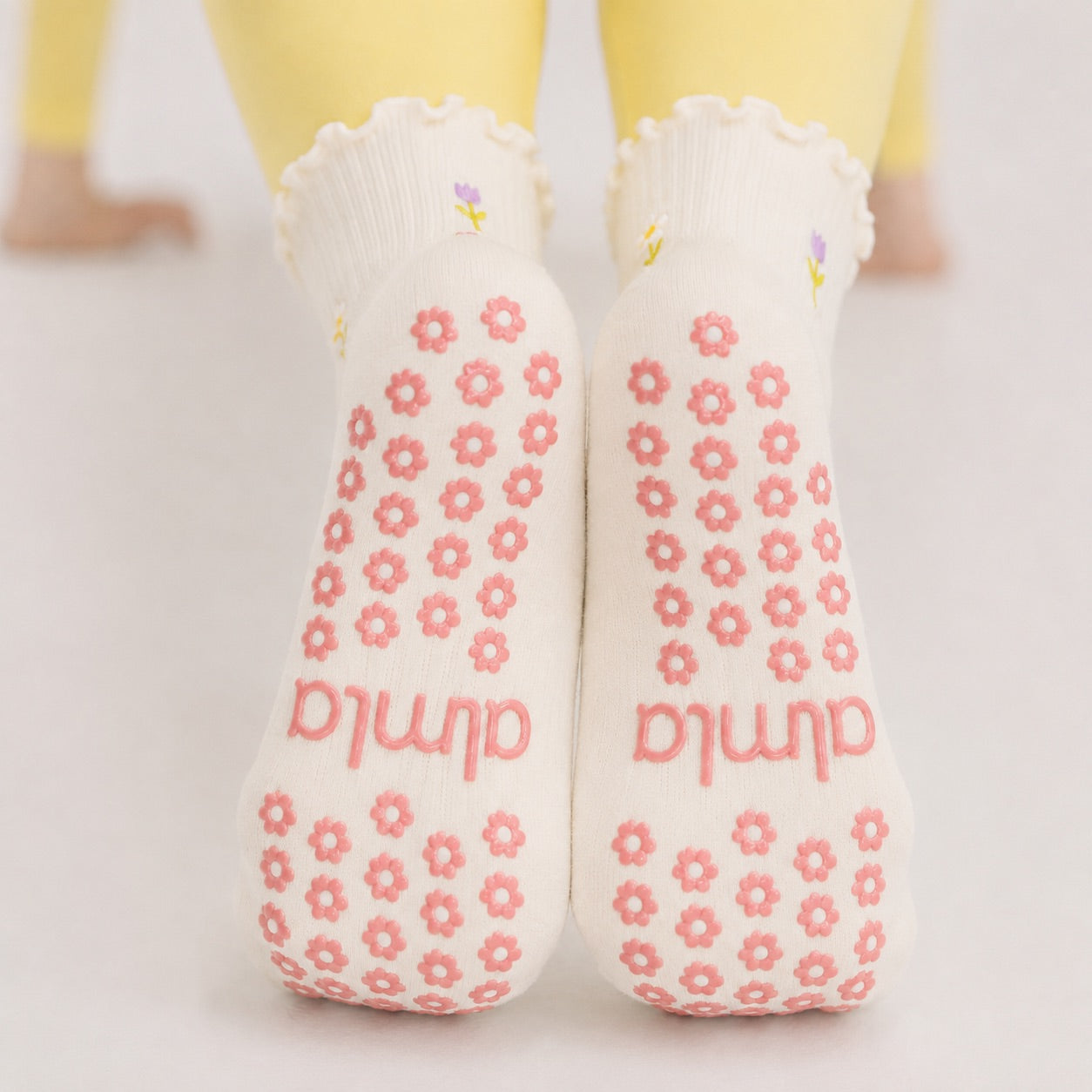 Non-slip soles of flower grip socks with pink flower-shaped grips and almla logo